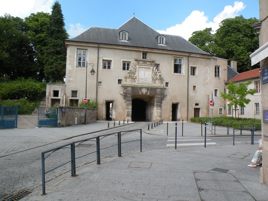  de l'autre côté de la porte de la Craffe